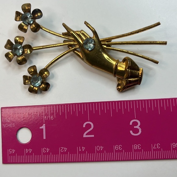 Vintage Brooch Hand Holding Flowers - Picture 7 of 9
